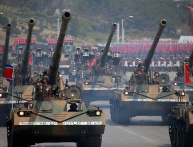 Ένα χαλασμένο άρμα μάχης και ένας «λυγισμένος» (;) πύραυλος έδειξαν την κακή εικόνα των βορειοκορεατικών ΕΔ (φωτό, βίντεο)